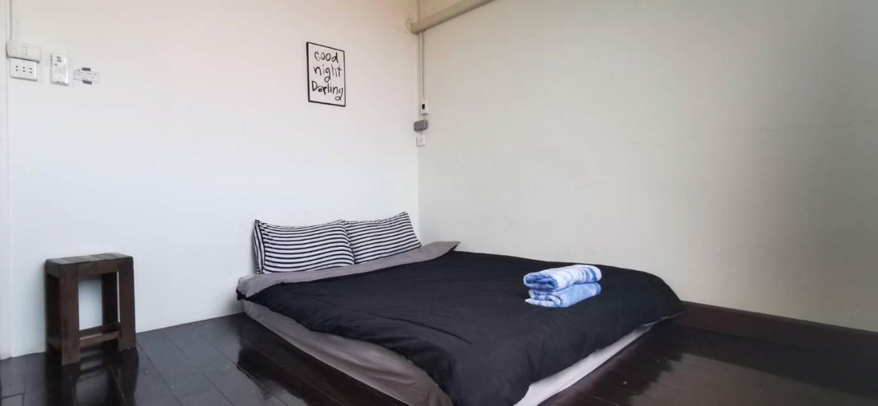 Хостел Sla Bar N'Bed Бангкок Экстерьер фото